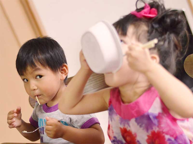 ご飯をすごい勢いで食べている子供たち