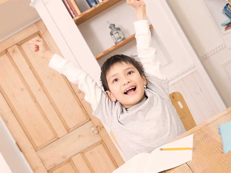 勉強の前に深呼吸している子供