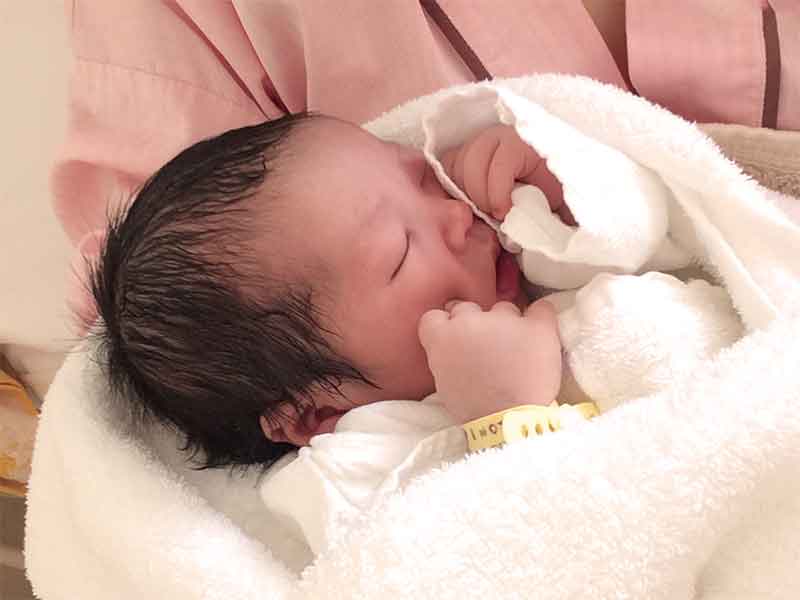 寝ている新生児