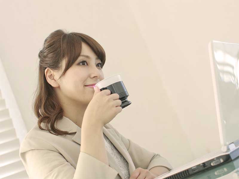 コーヒーを飲んでいる女性