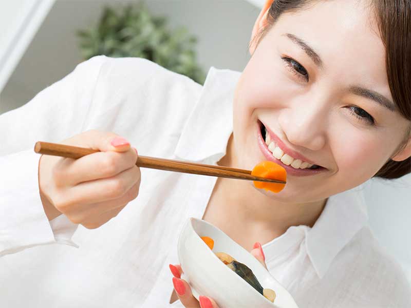 ご飯を食べている妊婦