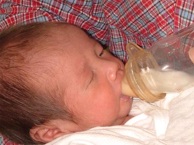 ミルクを飲んでいる新生児