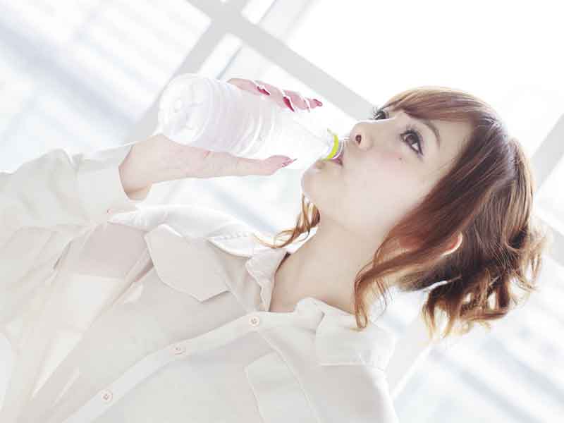 水を飲んでいる女性