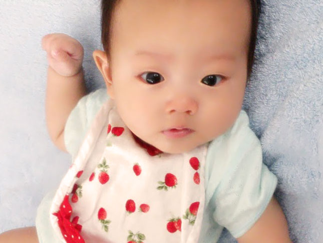 よだれかけをして寝てる赤ちゃん