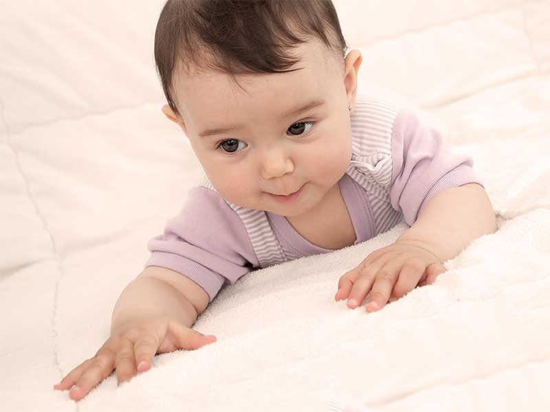 うつ伏せで少し首を上げている赤ちゃん