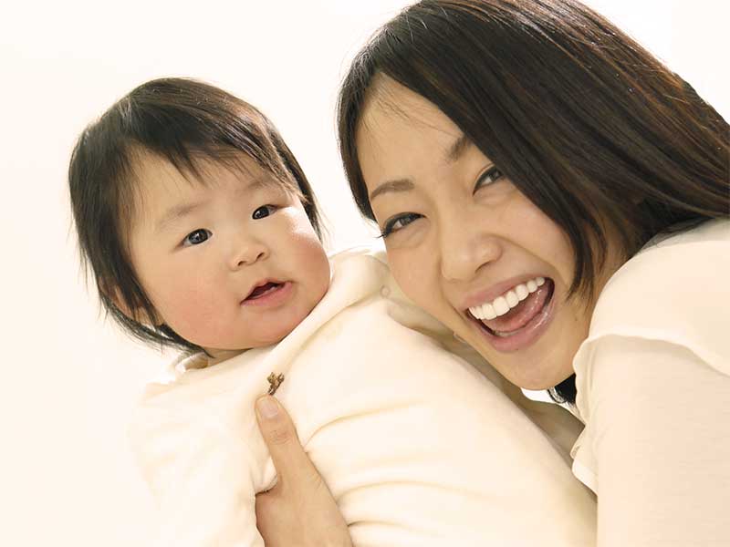 ママに縦抱きされている赤ちゃん