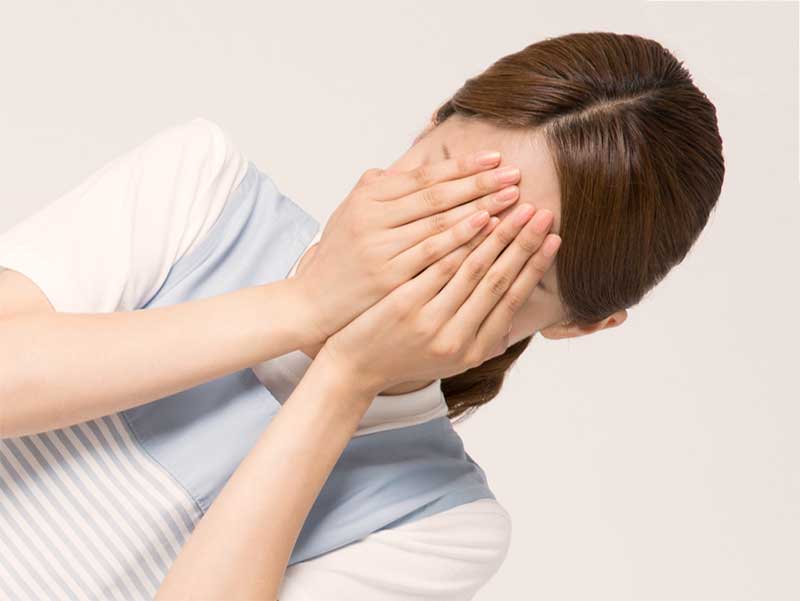 不安でないている母親