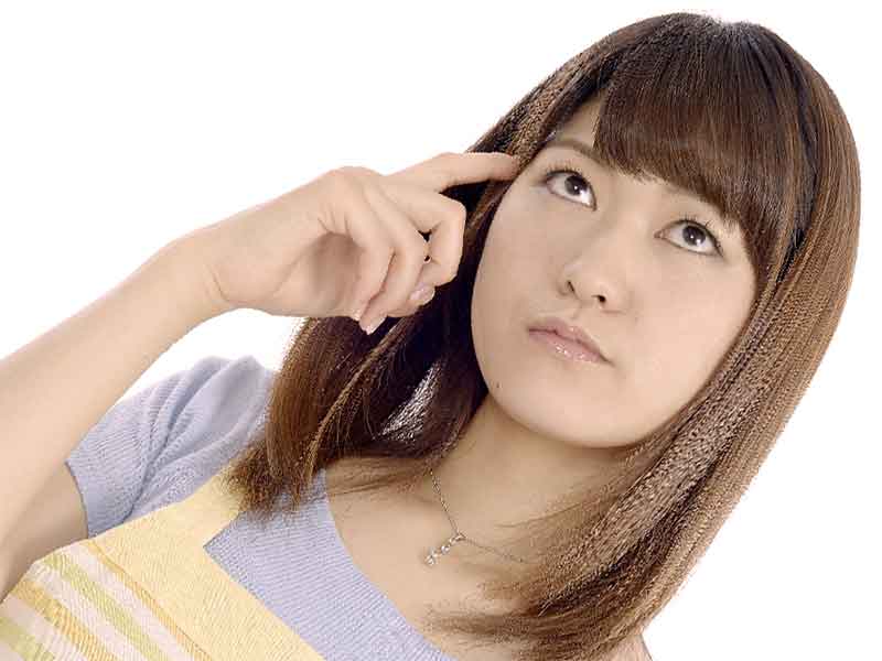 普段のおりものの色を思い浮かべてる女性