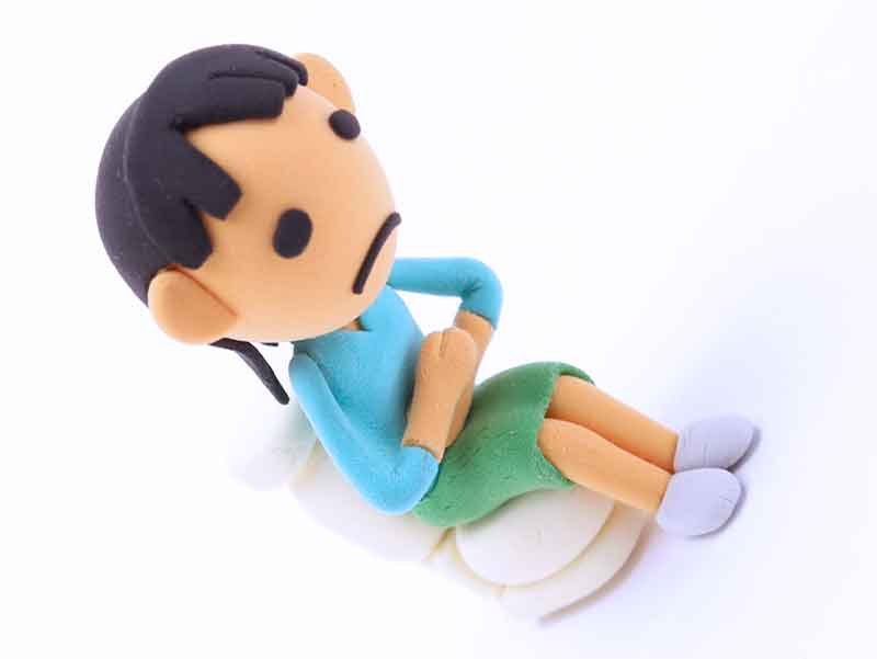 トイレでおりものの匂いが変わったと感じている女性のイラスト