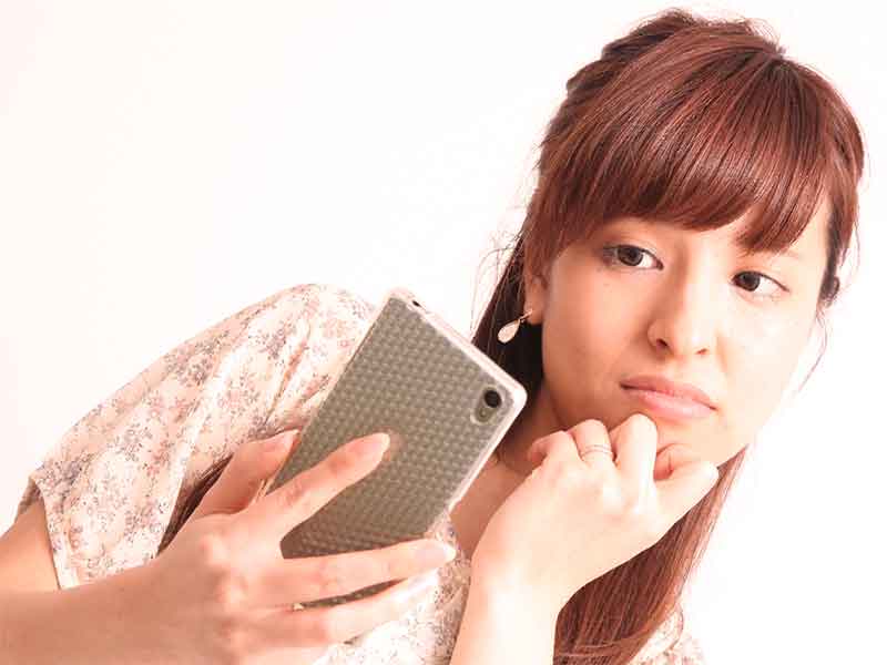 インターネットでおりものについて調べている女性