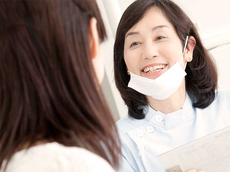 医者からおりものについて説明を受けている女性
