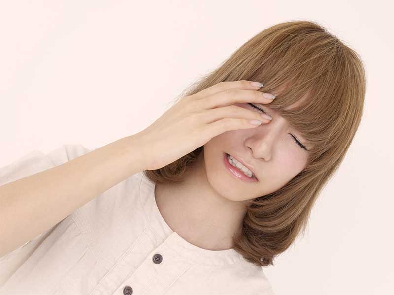 会陰切開の痛みに耐えている女性