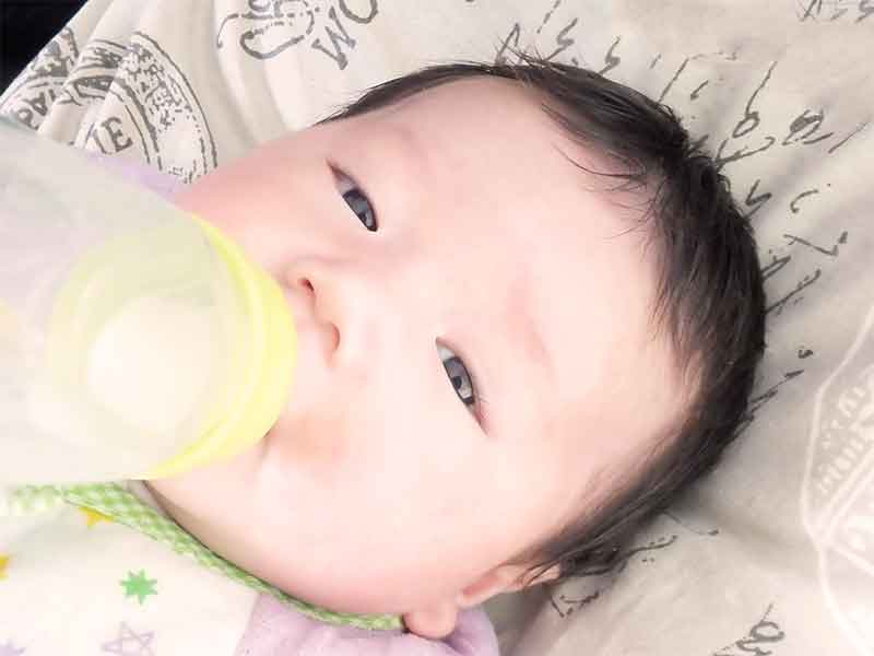 ミルクを飲んでいる赤ちゃん