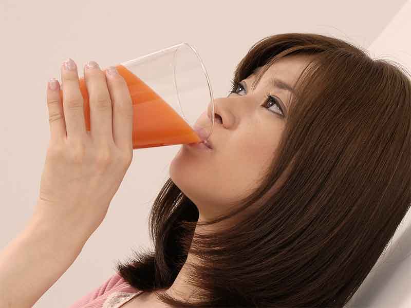 野菜ジュースを飲んでるママ