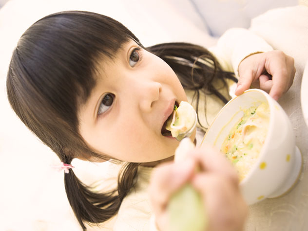 野菜スープを食べている女の子