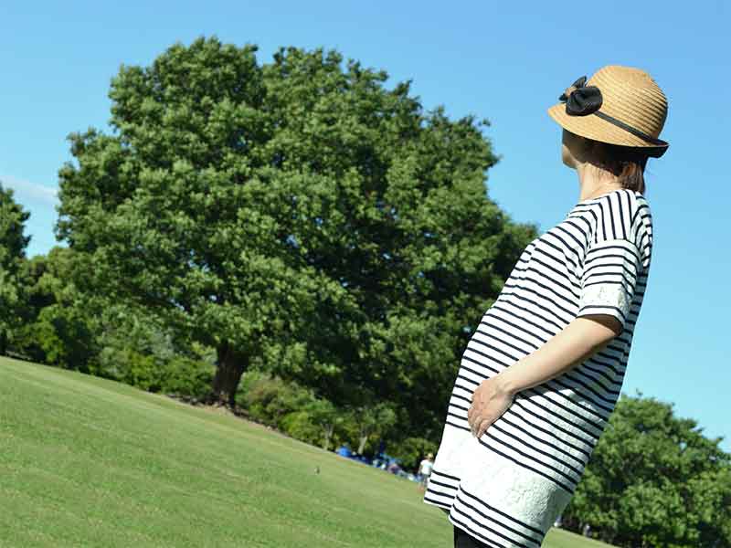 散歩している妊婦