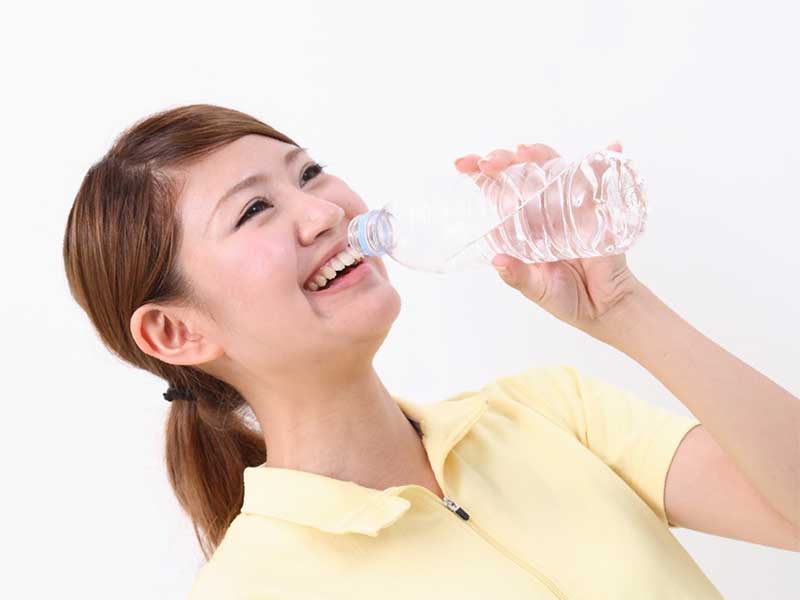 水を飲んでいる妊婦さん