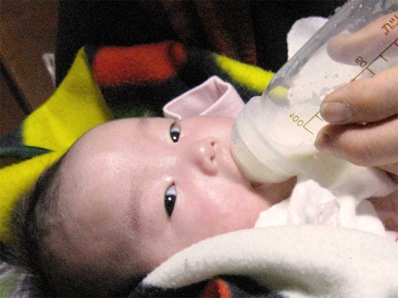ミルクを飲んでる赤ちゃん