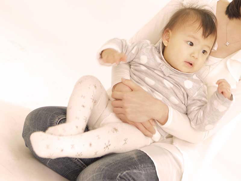 ママに抱っこされてる赤ちゃん