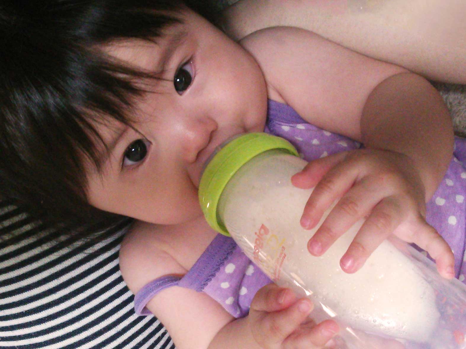 ミルクを飲んでる赤ちゃん