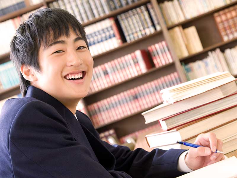 図書室で勉強している中学生男子