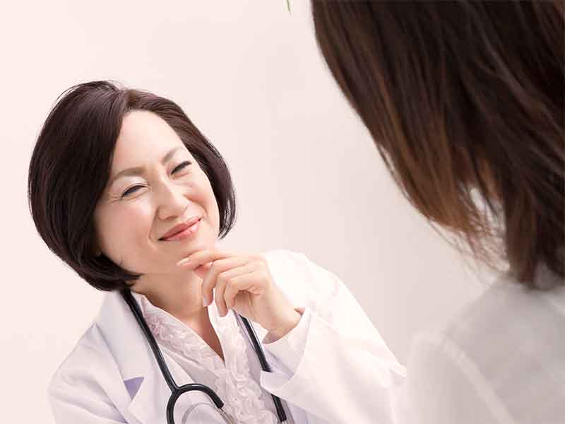 産婦人科で診察を受けているママと女性医師