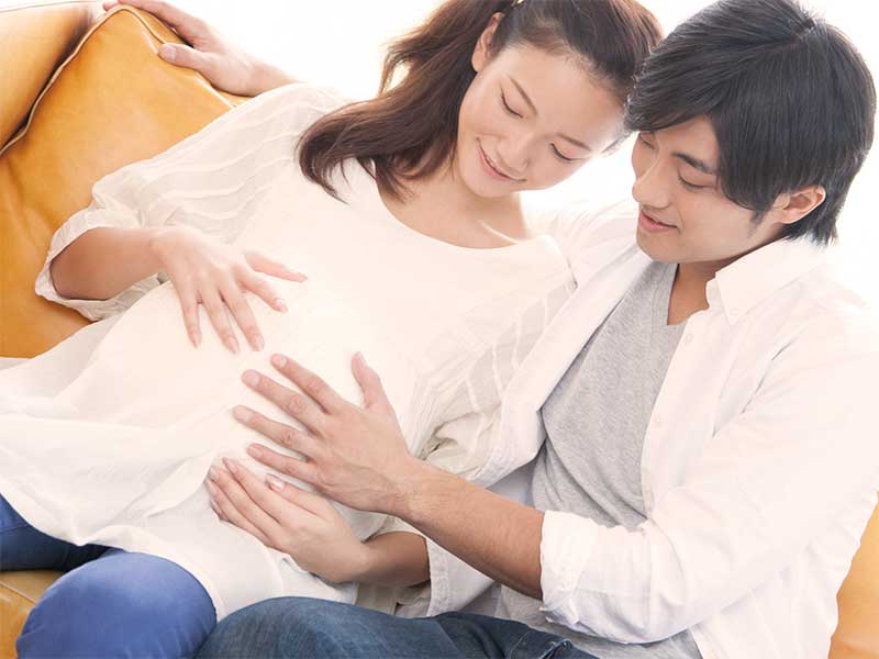 妊娠している嫁のお腹を触ってる旦那