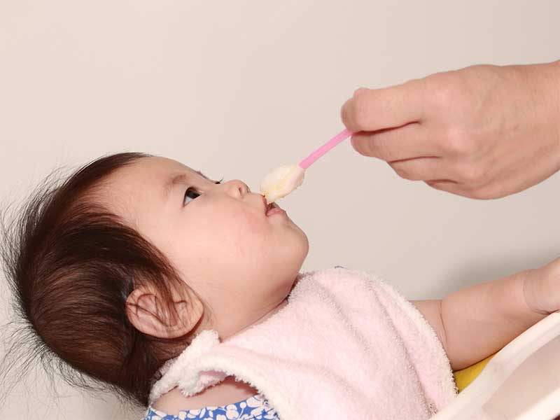 離乳食を食べてる赤ちゃん