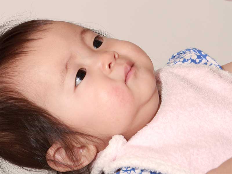 エプロンをつけてる赤ちゃん