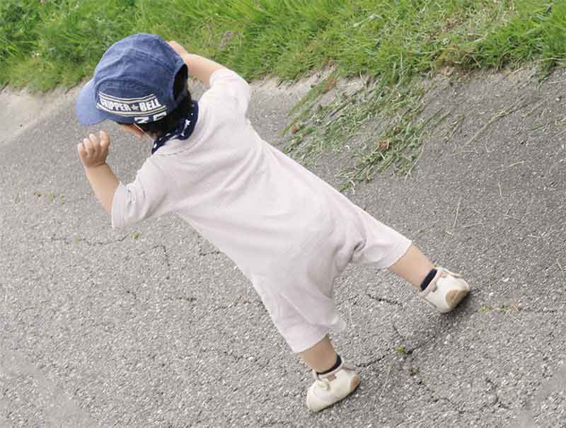 外で遊んでる赤ちゃん