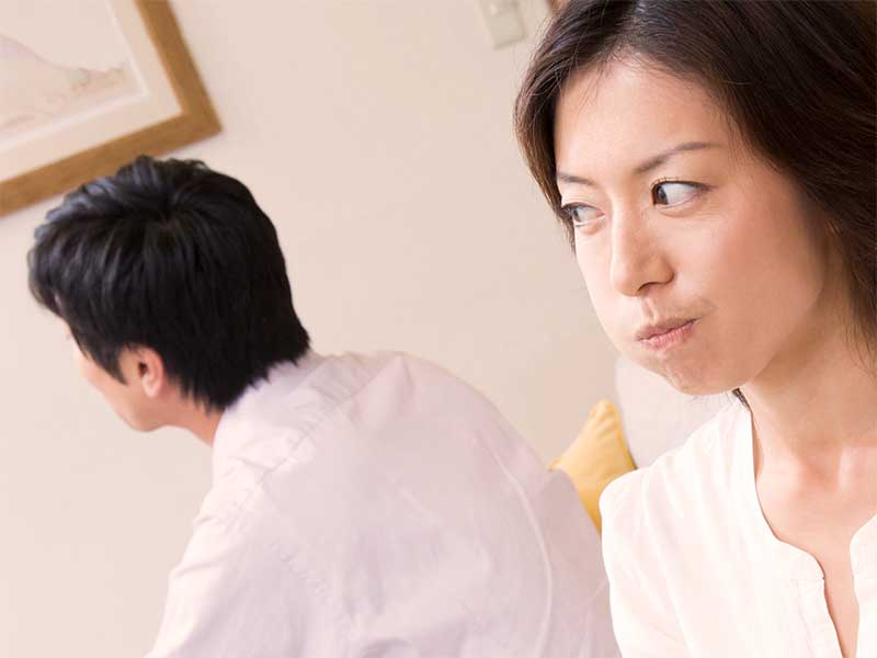 夫に腹が立ってる嫁の顔