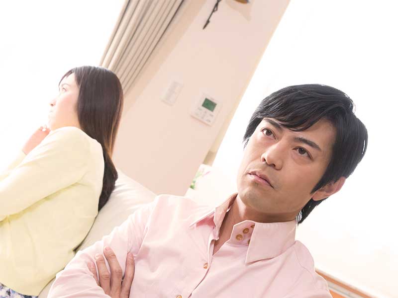妻への不信感からイライラしてる夫