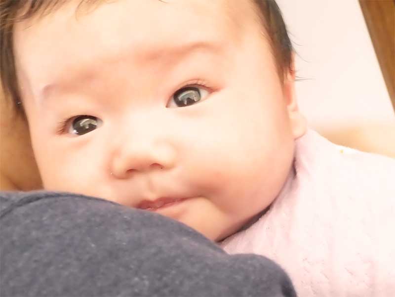 ゲップが出そうな赤ちゃん