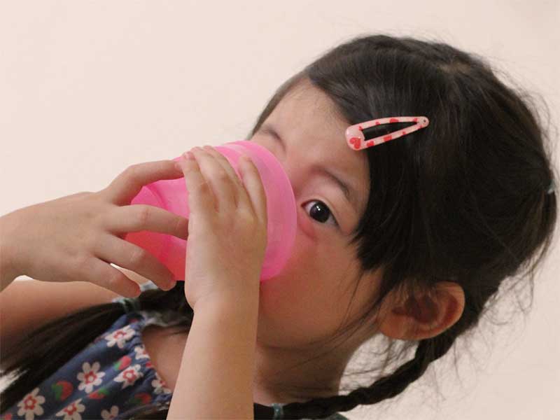 がぶ飲みしてる子供