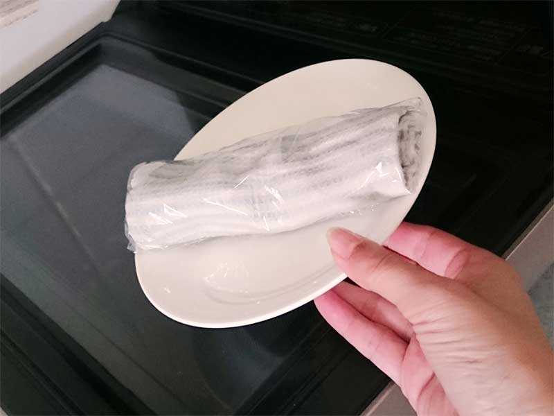 電子レンジで蒸しタオルを作ってる