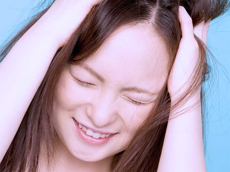 イライラして頭をかきむしってる妻