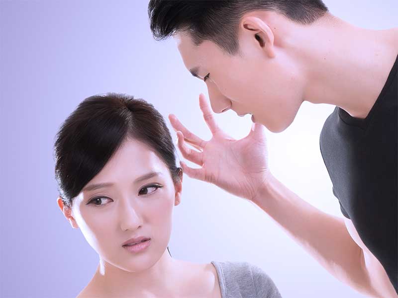 妻に向かって上から話す旦那
