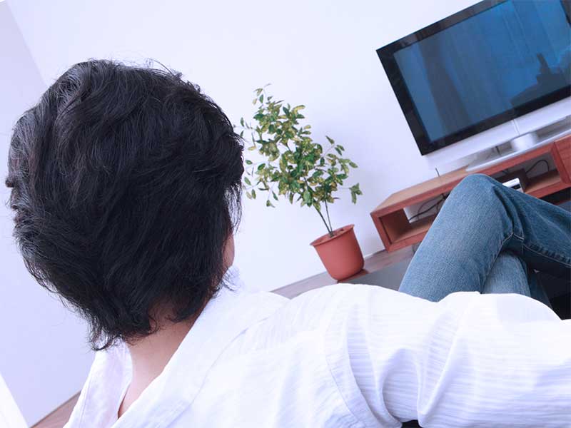 リビングでテレビを見てる夫