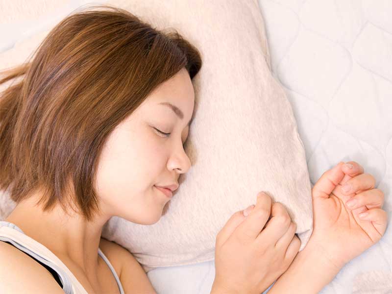 ベッドで寝てる妊婦