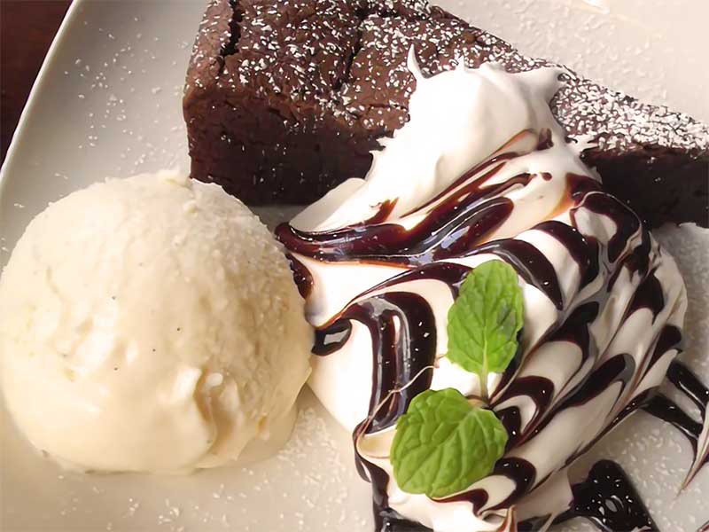 チョコレートケーキとアイスクリーム