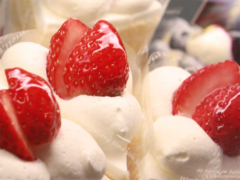 生クリームとイチゴが乗ったケーキ