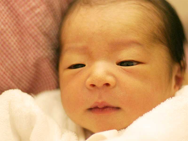 寝てたのに目を覚ましちゃった新生児