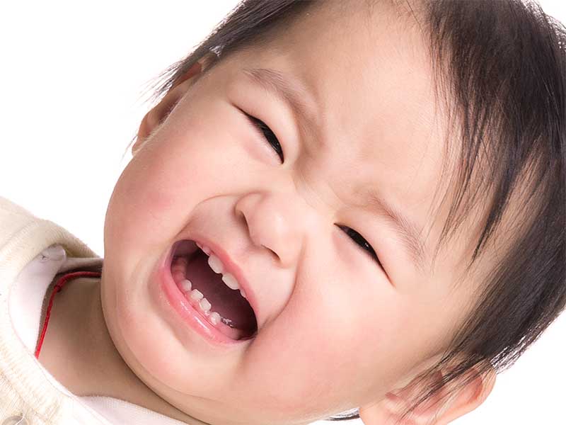 歯が生えそろってる赤ちゃんの顔