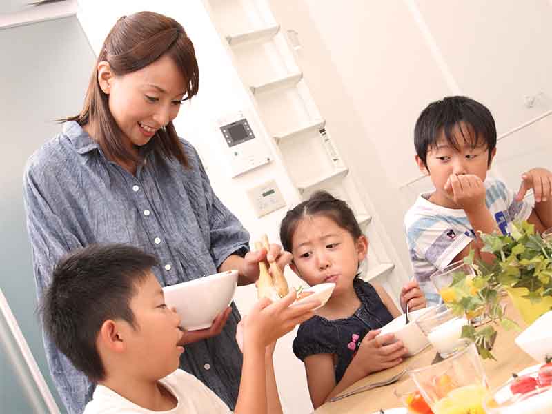 3兄弟と母親での朝食