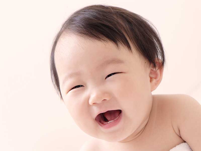 下顎に歯が2本だけ生えてる笑ってる赤ちゃん