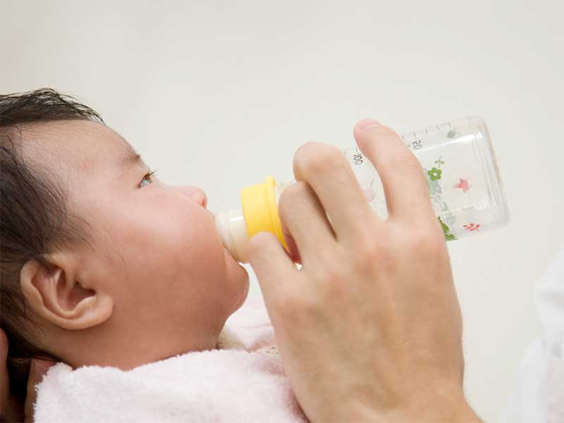 哺乳瓶でミルクを飲んでる赤ちゃん