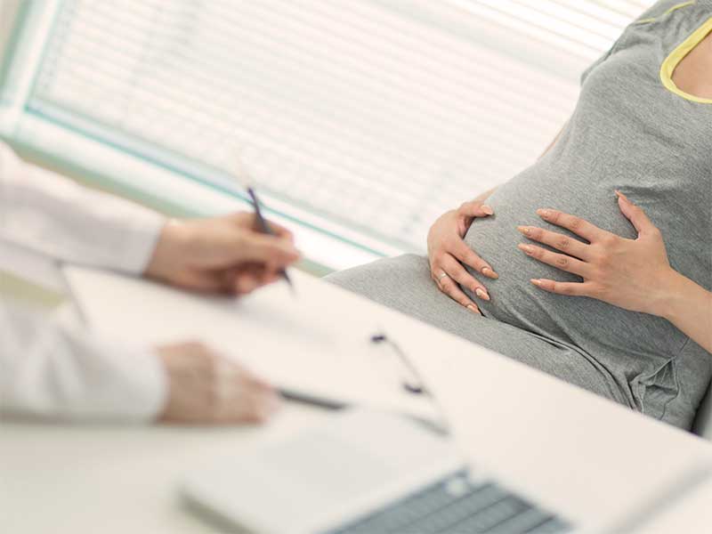 産婦人科で診察を受ける妊婦さん