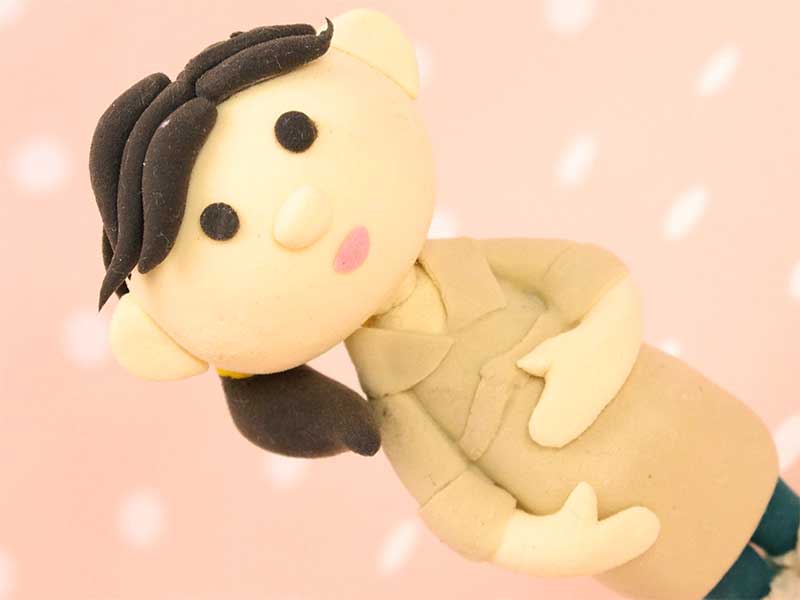 お腹を触ってる妊婦さんのクレイ