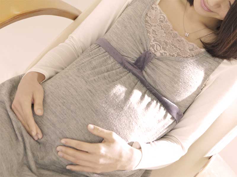 お腹をさすってる妊婦さん