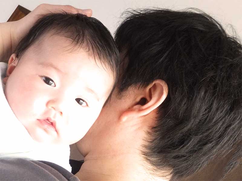 赤ちゃんを抱っこしてるパパ